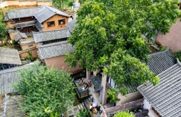 游客在乐居村休闲放松 游客在乐居村休闲放松